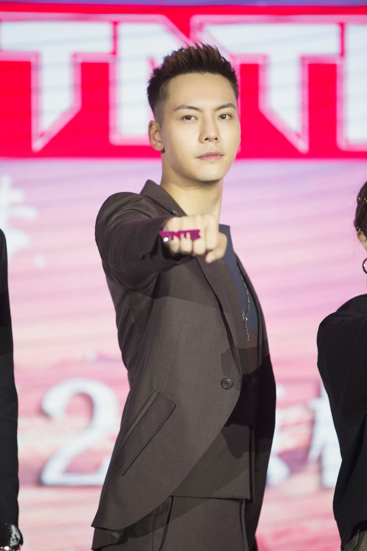 陈伟霆下一站传奇发布会,陈伟霆吃肠粉