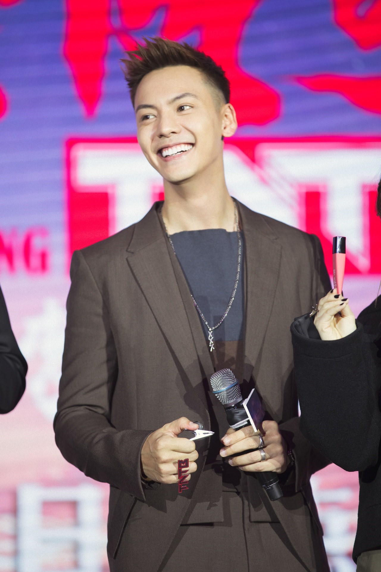 陈伟霆下一站传奇发布会,陈伟霆吃肠粉