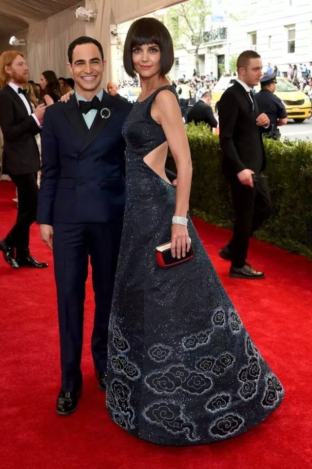 背上插满了flag表情包,背上挎的包包