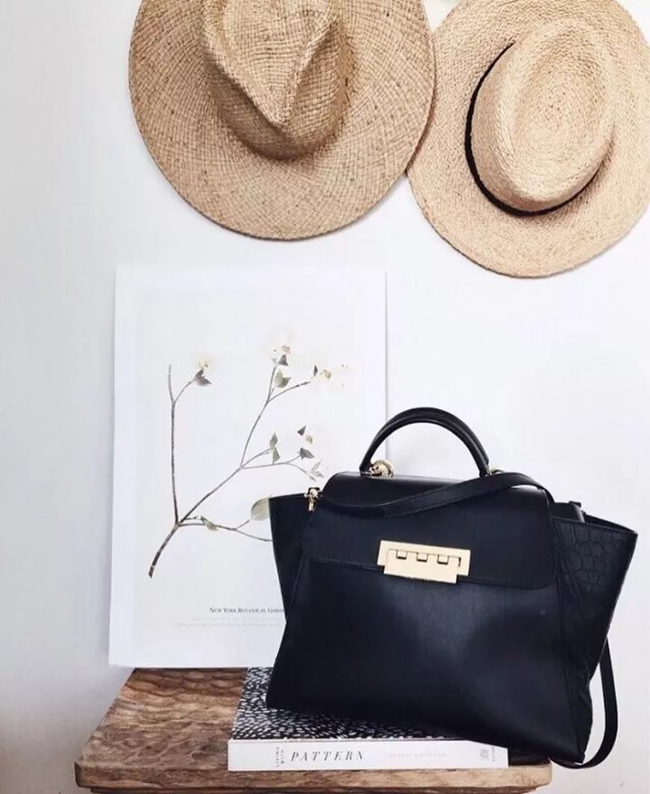 背上插满了flag表情包,背上挎的包包