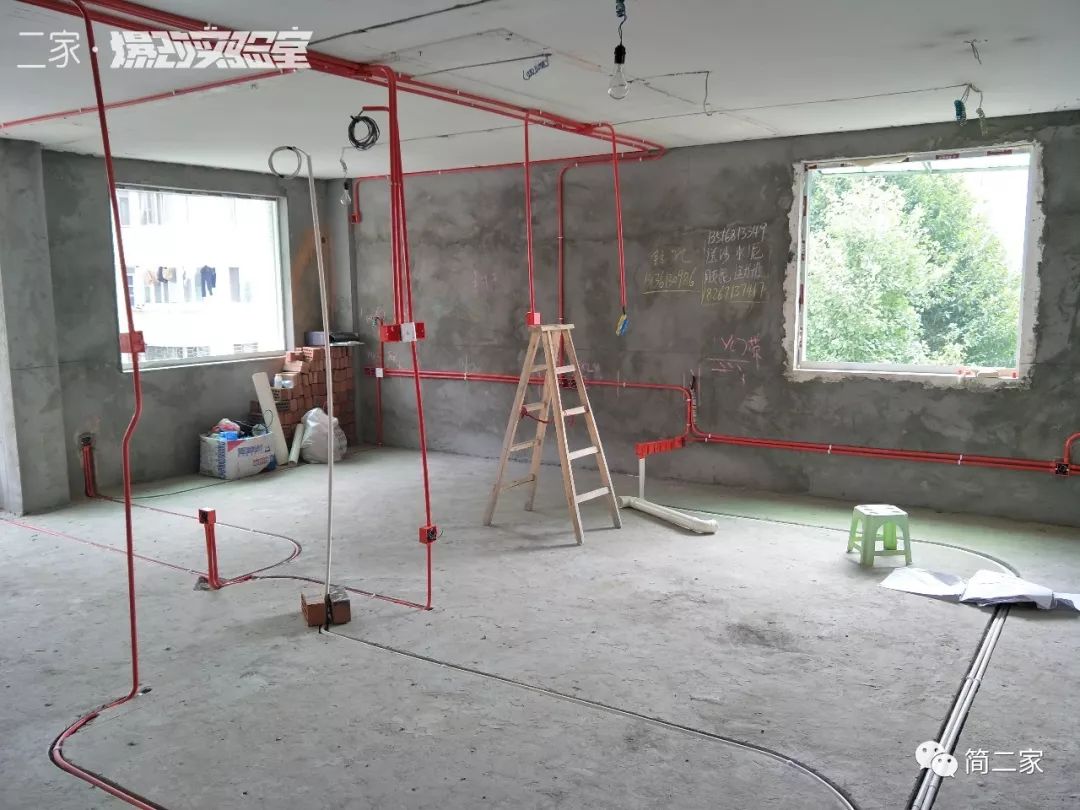 我们轰轰烈烈拆了10面墙，最后，在卧室吃上了烤翅……