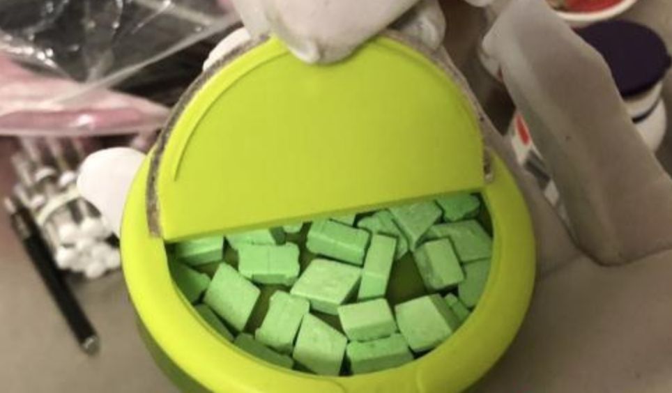 海口海关截获邮票毒品,大连海关查获伪装成糖果的毒品