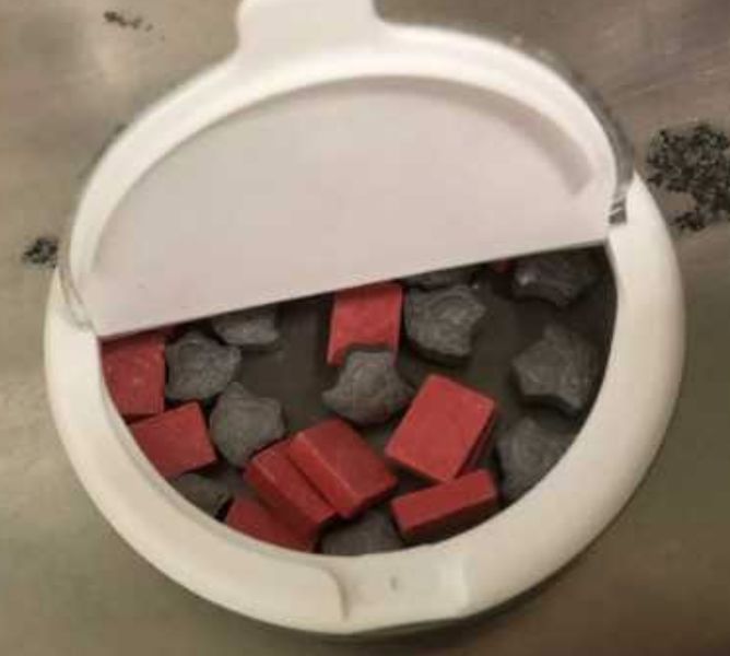 海口海关截获邮票毒品,大连海关查获伪装成糖果的毒品