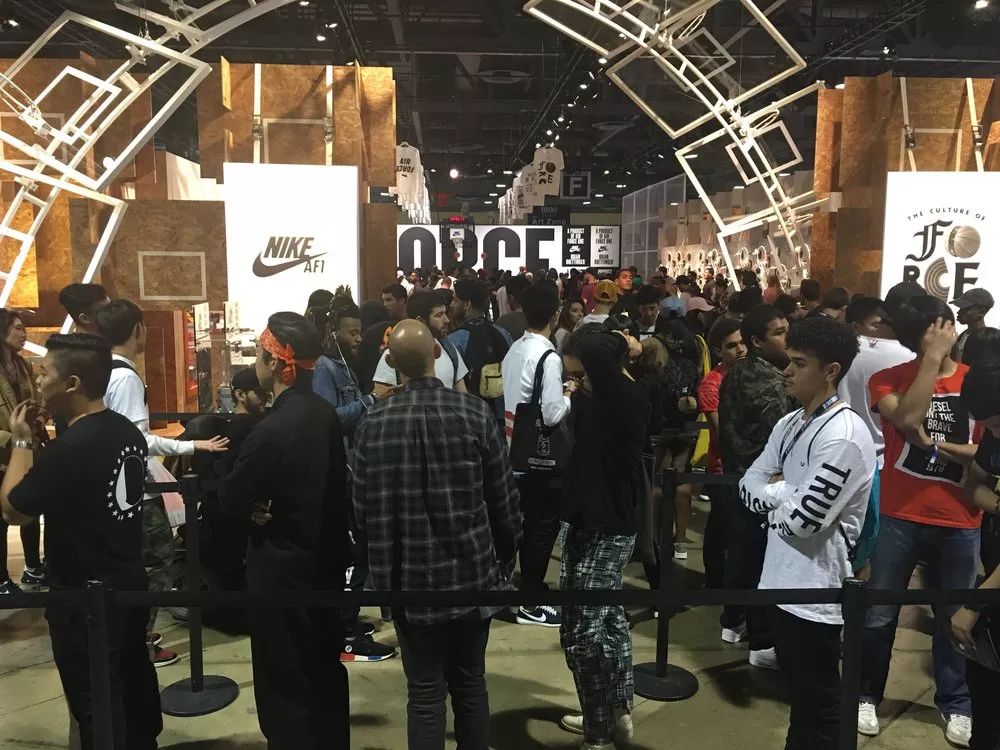 I.T上半财年净利润破1亿港元；Moncler前三季度亚洲地区收入大涨32%；HMxMoschino联名系列发布