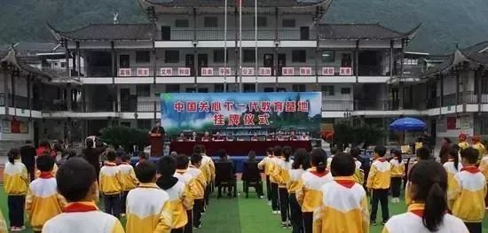 张家界将发布旅游“红黑名榜”/4残疾人成为全省典型/一男子网上卖枪/两人被“开”