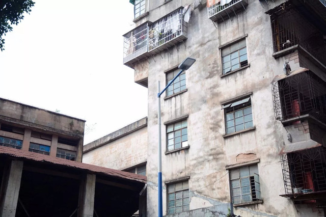 住在西村的人，根本不用煮饭……