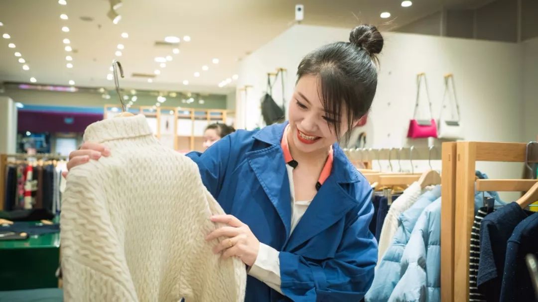 精致的女人走到哪都是靓丽的,女人只有逛街才是最开心的事