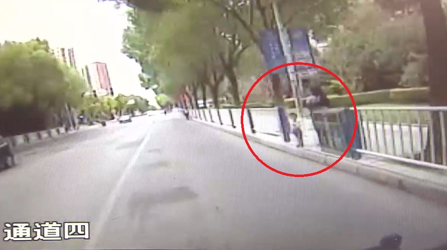 哭笑不得！两岁萌宝竟然叼着奶瓶坐公交车出走了，还认了个小兄弟