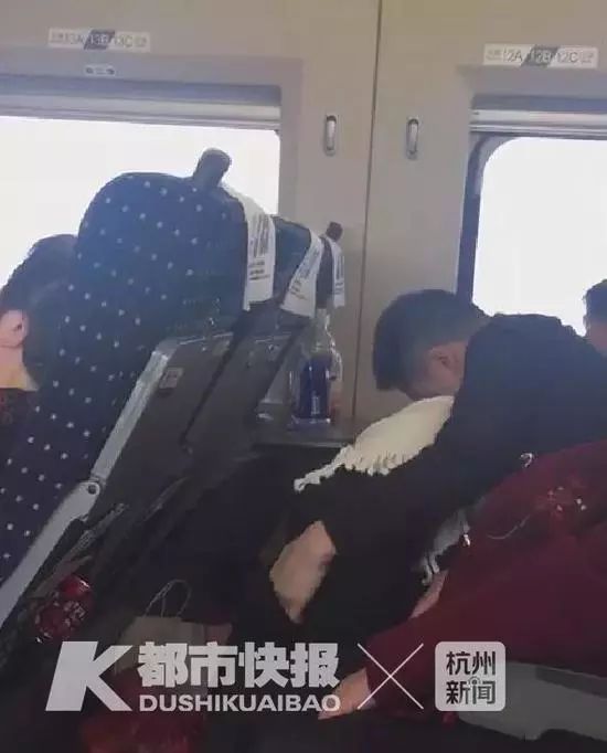 畜生！男子高铁上撩起女童衣服不停抚摸、亲吻，女童：爸爸我疼……