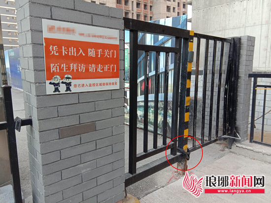 临沂：后门被锁业主出入翻栏杆物业称为安全考虑