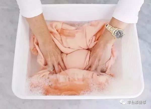 羊毛衣用洗衣粉泡一夜,羊毛衣可以用洗衣粉吗