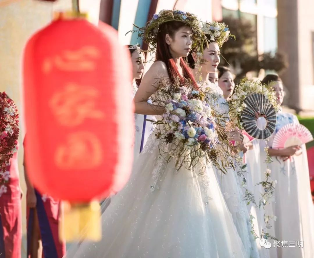 林博会上插花艺术家现场教你插花，还有50多件花艺大师作品亮相！