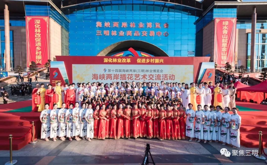 林博会上插花艺术家现场教你插花，还有50多件花艺大师作品亮相！