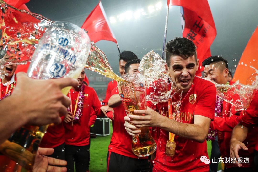 上港夺冠庆功宴武磊人气爆棚,上海上港夺冠啤酒