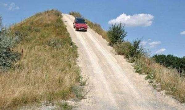 自动挡下坡时切记别挂d挡踩刹车,自动挡车在下坡路怎么停车