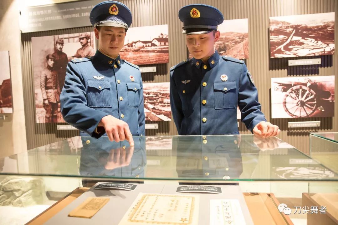 做薪火相传举旗人：北部战区空军部队庆祝空军成立69周年