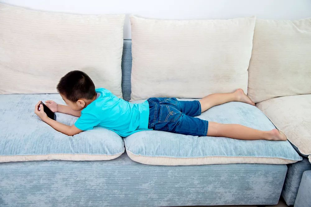 13岁孩子偷钱要不要负刑事责任,14岁孩子偷钱买手机商家给退吗