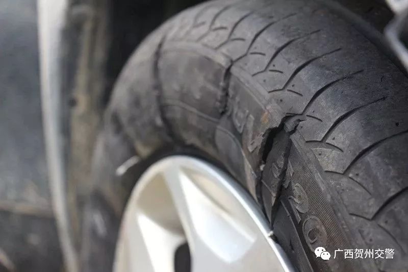 一线｜8块假车牌！强行冲卡逃逸3公里后弃车而逃？全因车上这价值10万元香烟……