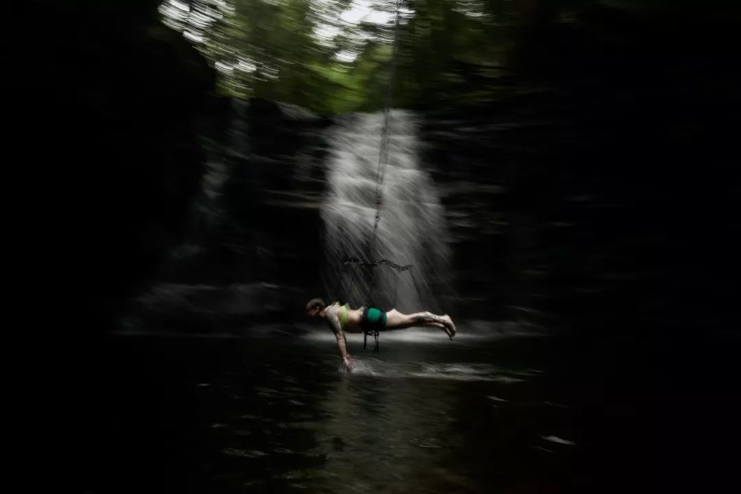 奇异的人体悬挂世界