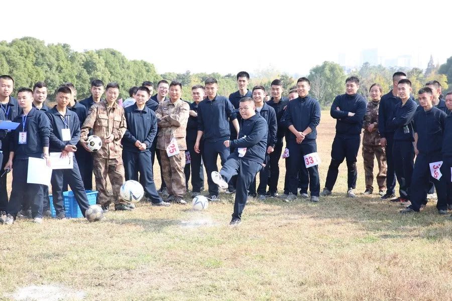 解放军运动会扛着炮跃过障碍,直击军体运动会