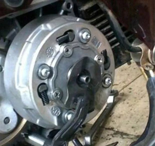 五羊本田弯梁车125会跳挡怎么回事,五羊本田弯梁125离合器为什么抖动