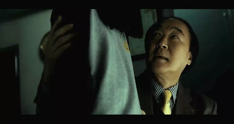 高铁上，父亲乱摸女儿：性盲比文盲更可怕