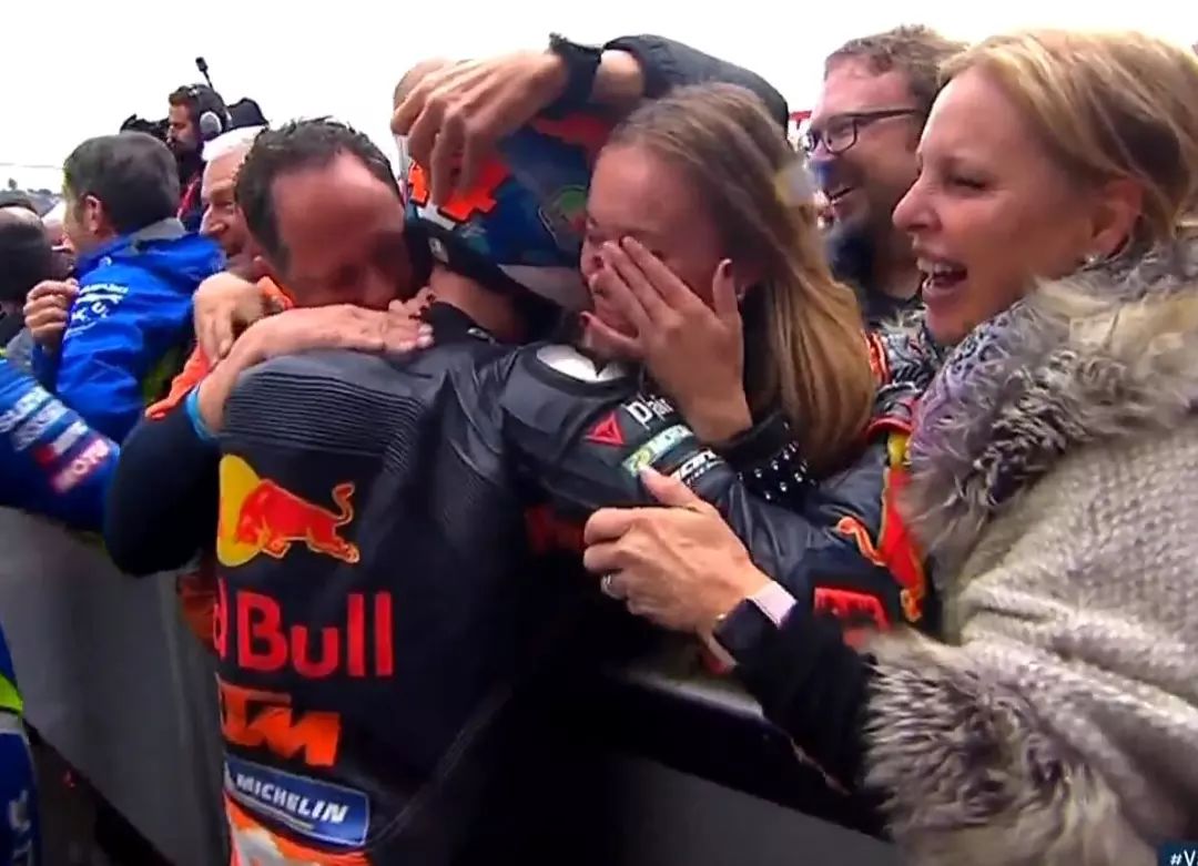 motogp罗西痛哭,motogp罗西庆祝动作