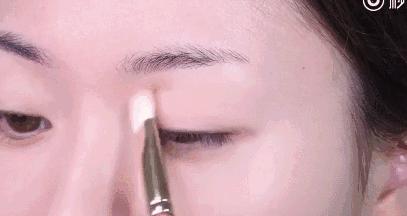 一画眼影就跟肿了一样,画眼影像肿了一样怎么办