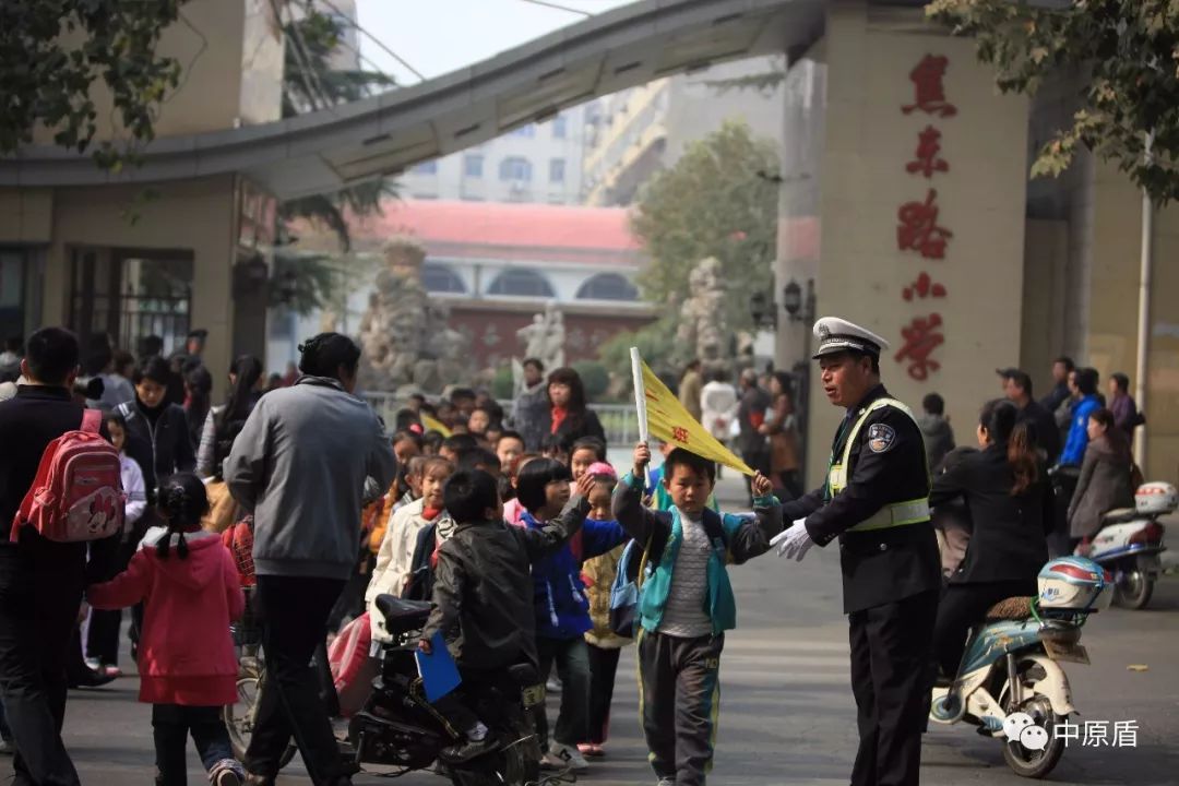中国好交警!55岁焦作交警李学岭,坚守护学岗37年!
