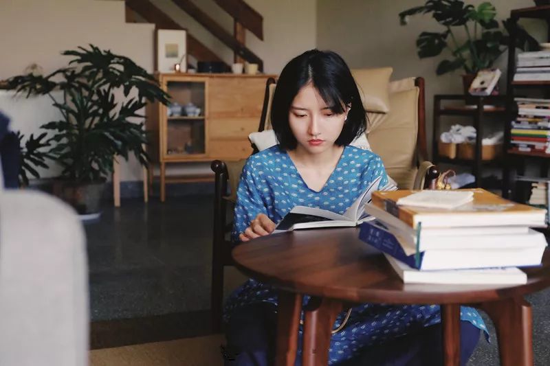 她不上班也不靠脸吃饭，住2层小楼，过上了别人做梦都要的日子！