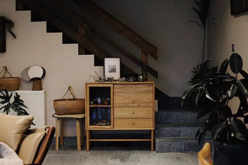 她不上班也不靠脸吃饭，住2层小楼，过上了别人做梦都要的日子！