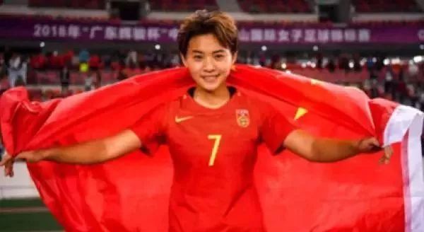 厉害！湖*姑北**娘荣膺亚洲足球小姐：从小跟男孩一起踢球