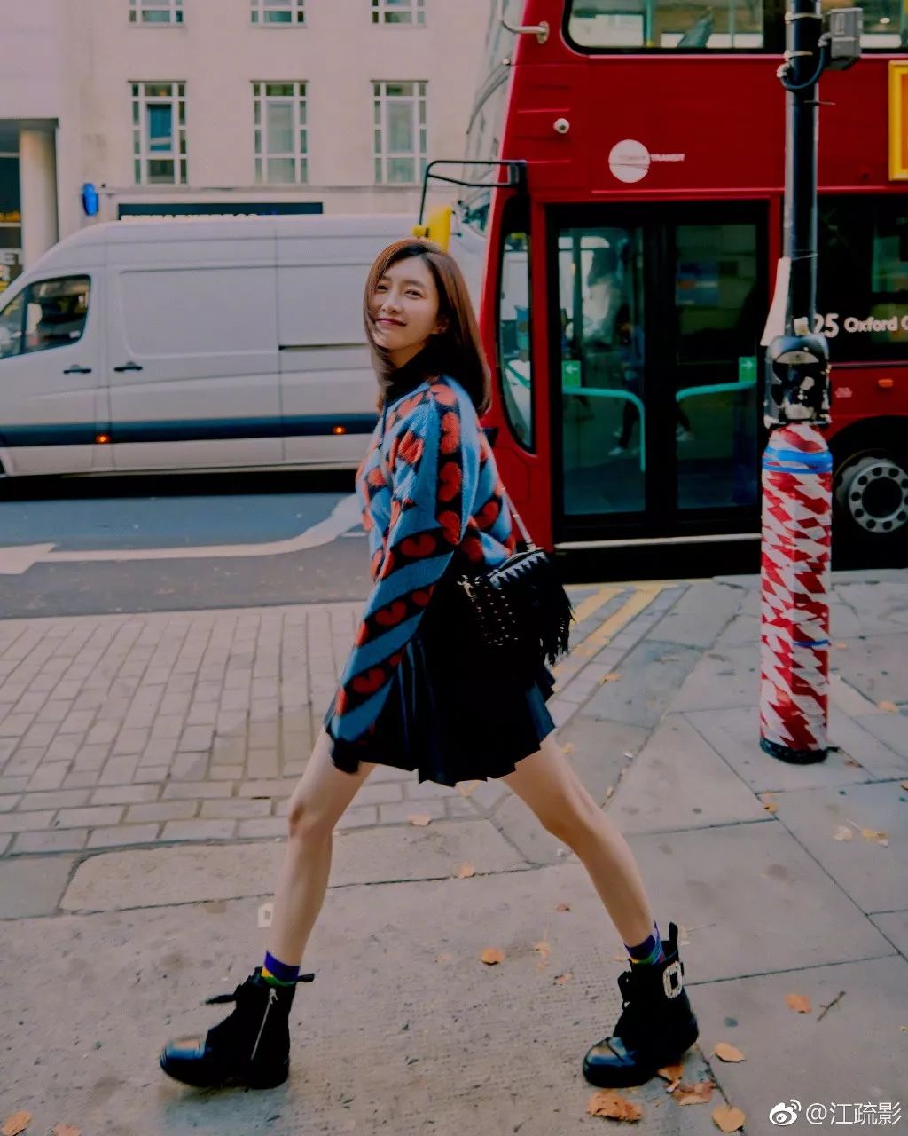 江疏影穿搭日常,照片中的江疏影身穿拼接格子衬衫