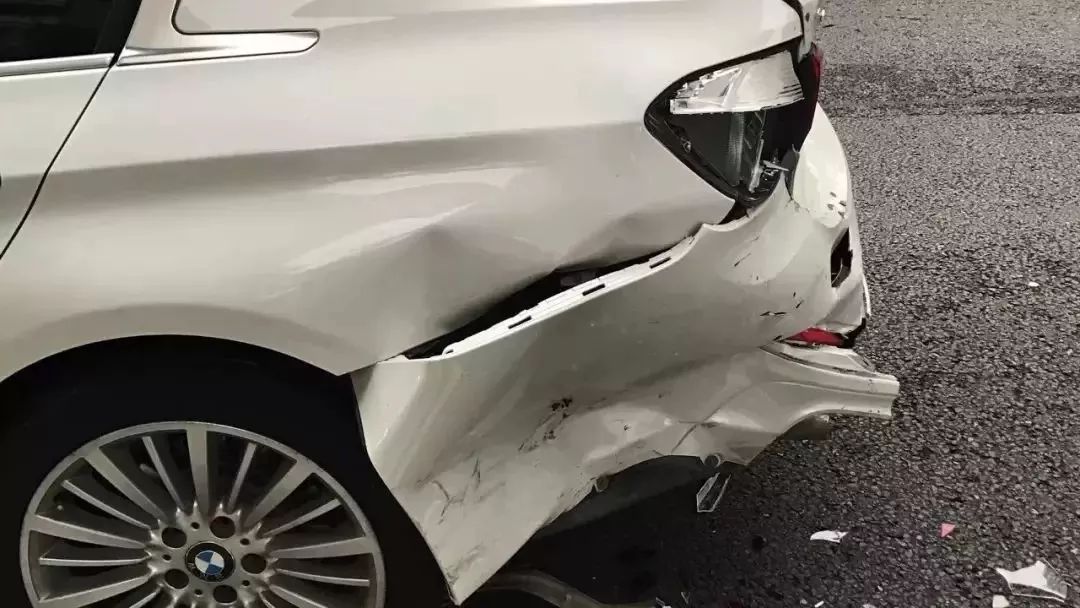 4s店维修后被撞,4s店维修被撞坏