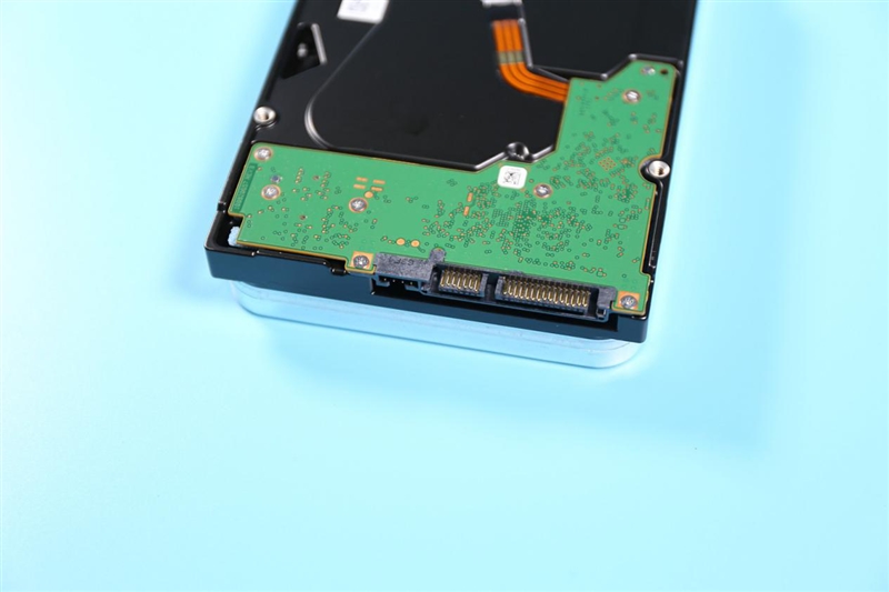 开箱希捷酷狼硬盘,希捷银河氦气14t机械硬盘