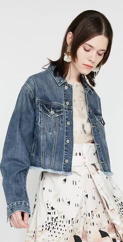 别再穿黑色了，这个颜色今年超流行，百搭时髦还显白显气质