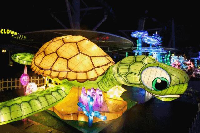 上海欢乐谷嗨翻了!50万㎡华灯齐放、圣诞市集、狂欢盛典,还能与偶像零距离接触……