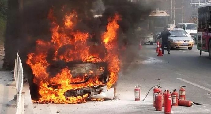 合肥车爆炸着火,合肥面包车爆炸