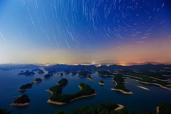 不必去芬兰了，杭州高铁1h就藏着一万颗星星的玻璃屋，过2天山野生活正好！