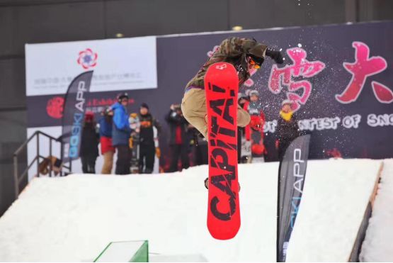 冰雪大世界超长雪滑梯,第一视角体验冰雪小世界冰滑梯