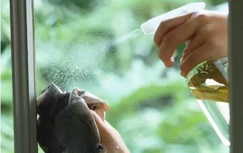 潮湿天气如何洗玻璃窗,天气冷了怎么擦玻璃干净