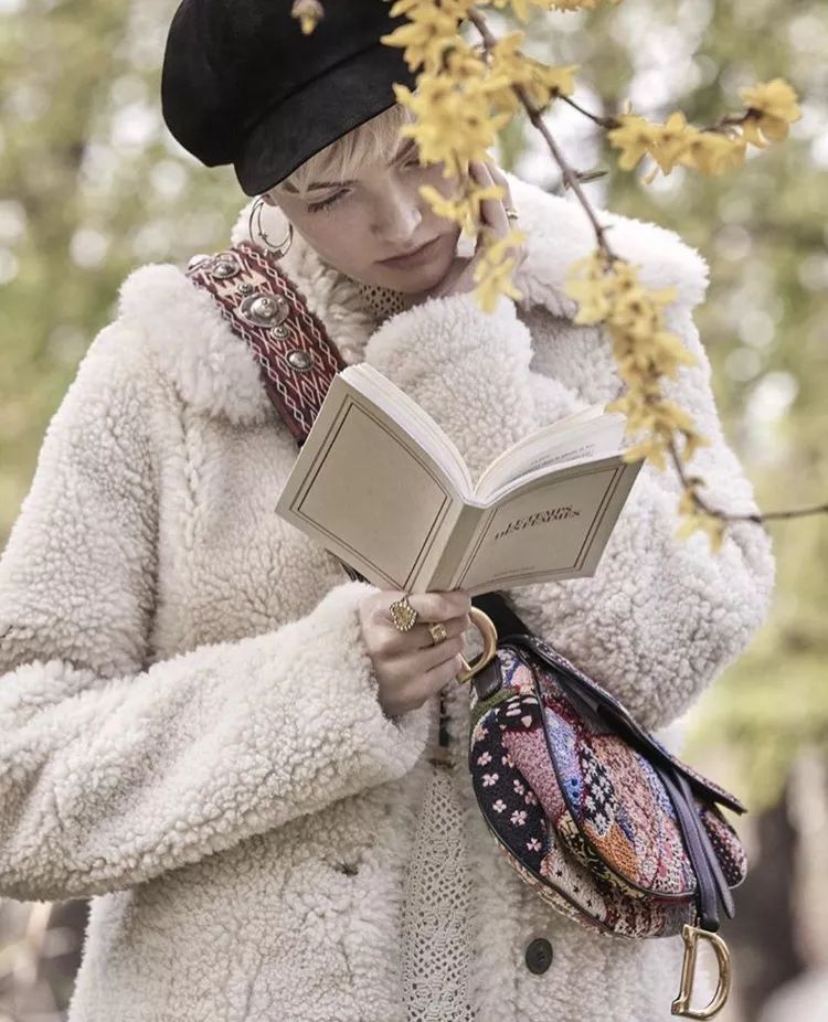 衣服越厚包越小,今年冬天衣服穿得越厚越时髦