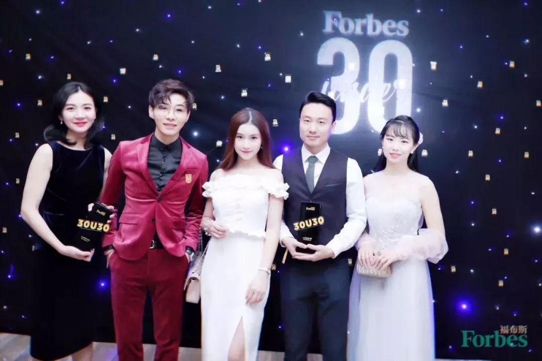 27岁*疆新**“煎饼先生”白手起家,入选福布斯30岁以下精英榜