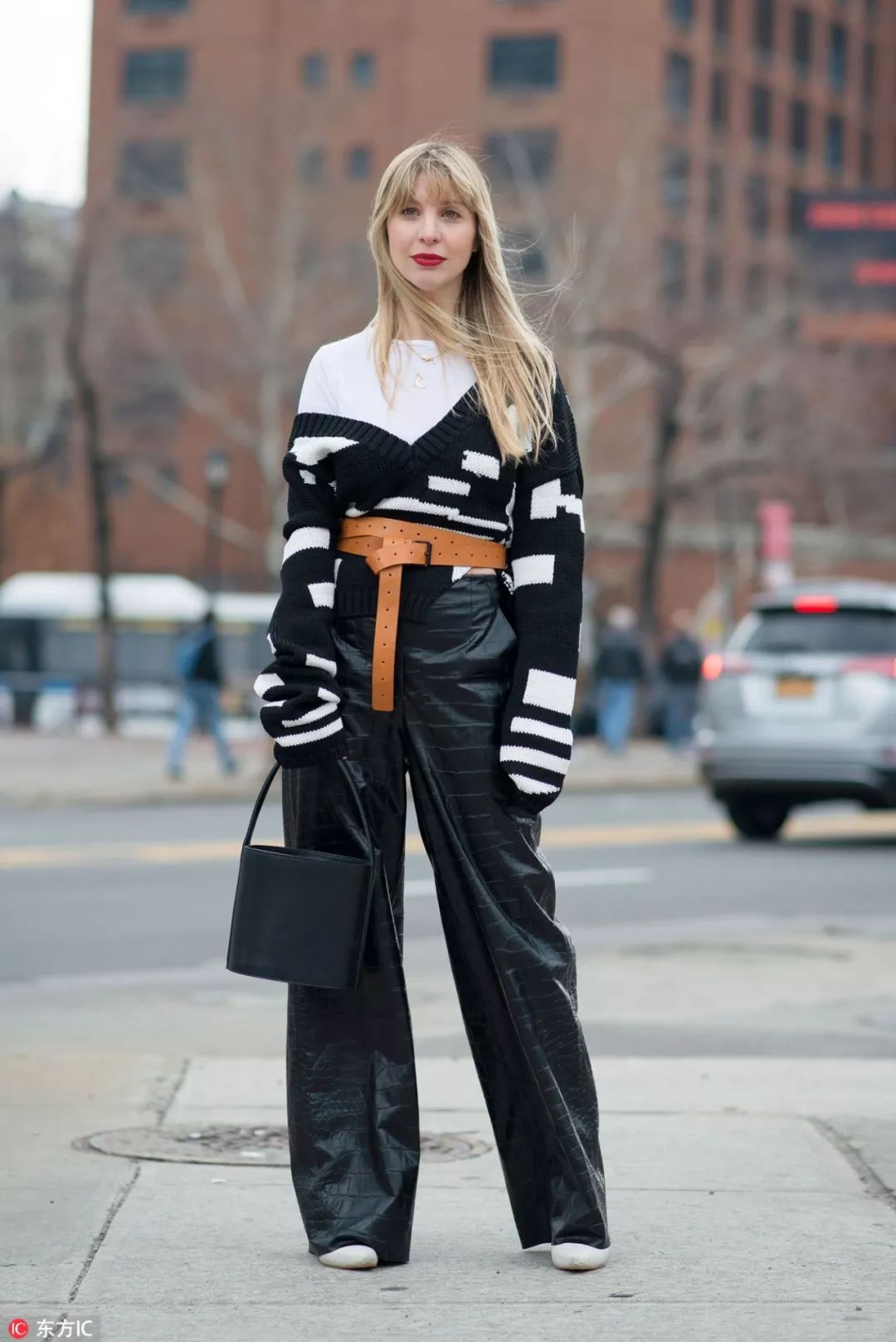 v领毛衣显脖子长吗,v领毛衣和圆领毛衣哪个显脸小