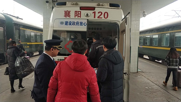 旅客醉酒昏厥列车长组织紧急救援,旅客突然晕倒列车员暖心救助