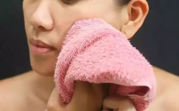 毛巾用久又脏又黄又粘怎么处理,毛巾用久了洗了很臭怎么办