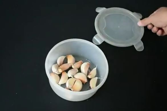 剥大蒜时留几层蒜皮合适,大蒜怎么剥蒜皮