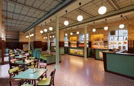 住范思哲酒店,用着CARTIER家居,吃着CHANEL甜品,奢侈品牌:你的玛丽苏生活已被我们承包~