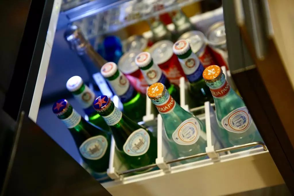 住范思哲酒店，用着CARTIER家居，吃着CHANEL甜品，奢侈品牌：你的玛丽苏生活已被我们承包～