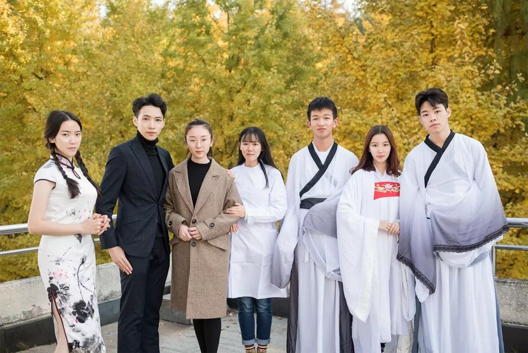 “妈，我在华师看了一场金黄色的雪！”